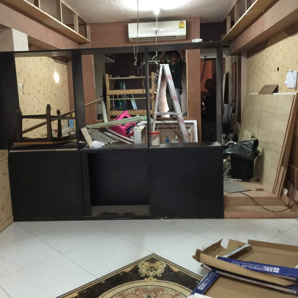 バンコクタニヤにある美容院の床の貼り付け工事が開始されました